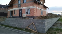 Opěrná zeď a oplocení domu