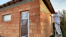 Omítky v domě jsou již kompletně nastříkané