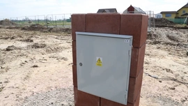 Stavba pilíře a instalace venkovního rozvaděče pro elektroměr