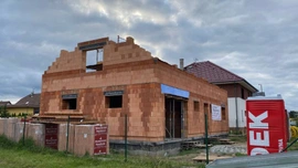 21. stavební týden – Dokončení armování, bednění a betonování věnce, zdění štítů