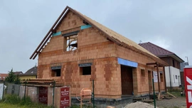 27. týden – Vyzdění komínu, východního a západního štítu, nákup cihel