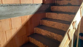 28. týden – 2. část – Příprava a betonování schodiště a dokončení komínu