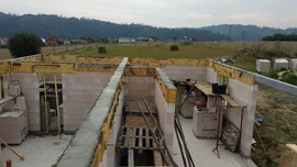 Dům z VPC IV. (armování a šalování věnce, betonáž věnce)