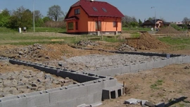 Zaměření stavby, základy a základová deska