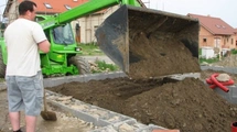 Zavážení ztraceného bednění zeminou