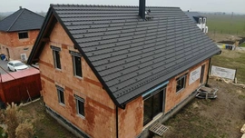 36. a 37. stavební týden – Oplechování štítů a komínu, pokládka střešní krytiny a okapové svody