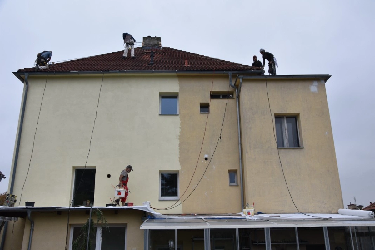 obnova domu po prvním nátěru fasádní barvou Baumit StarColor (vlevo) – porovnání s omytou fasádou (vpravo)