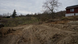Únor 2014: Terénní úpravy + přípojky inž. sítí