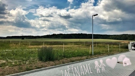 Stavba provizorního plotu a koupě karavanu