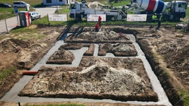 2. stavební týden - Betonování základových pásů a zakládání ztraceného bednění