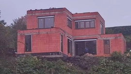 Stavba ve svahu, část VI. - příčky, instalace, omítky, okna apod.