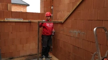 25. stavební týden – část první. Drážky pro stoupačky, penetrace, hydroizolace, rozměření a šalování schodiště