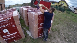 Zdění druhého patra a usazování překladů