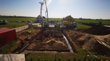 Příprava prostupů pro kabely a potrubí, ukládání zemnícího pásku a betonování základů