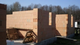 Dokončení nosných zdí a příprava na betonování stropu