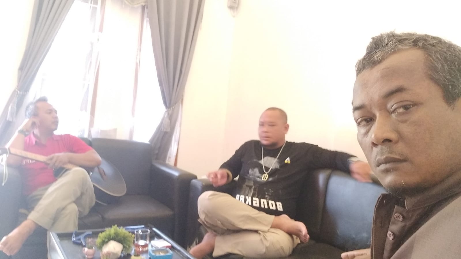 Suasana ruang redaksi berita yang dinamis dan modern