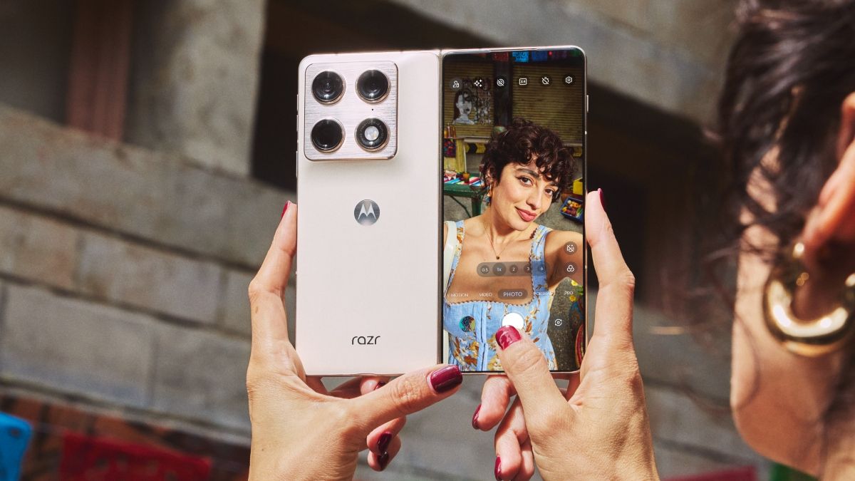 motorola razr fold book-style foldable phone MWC 2026