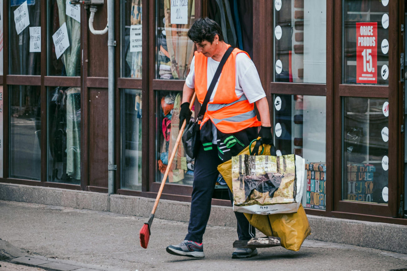 Trash Pick-Up Jobs: Earn $46/Hour | No Experience Needed