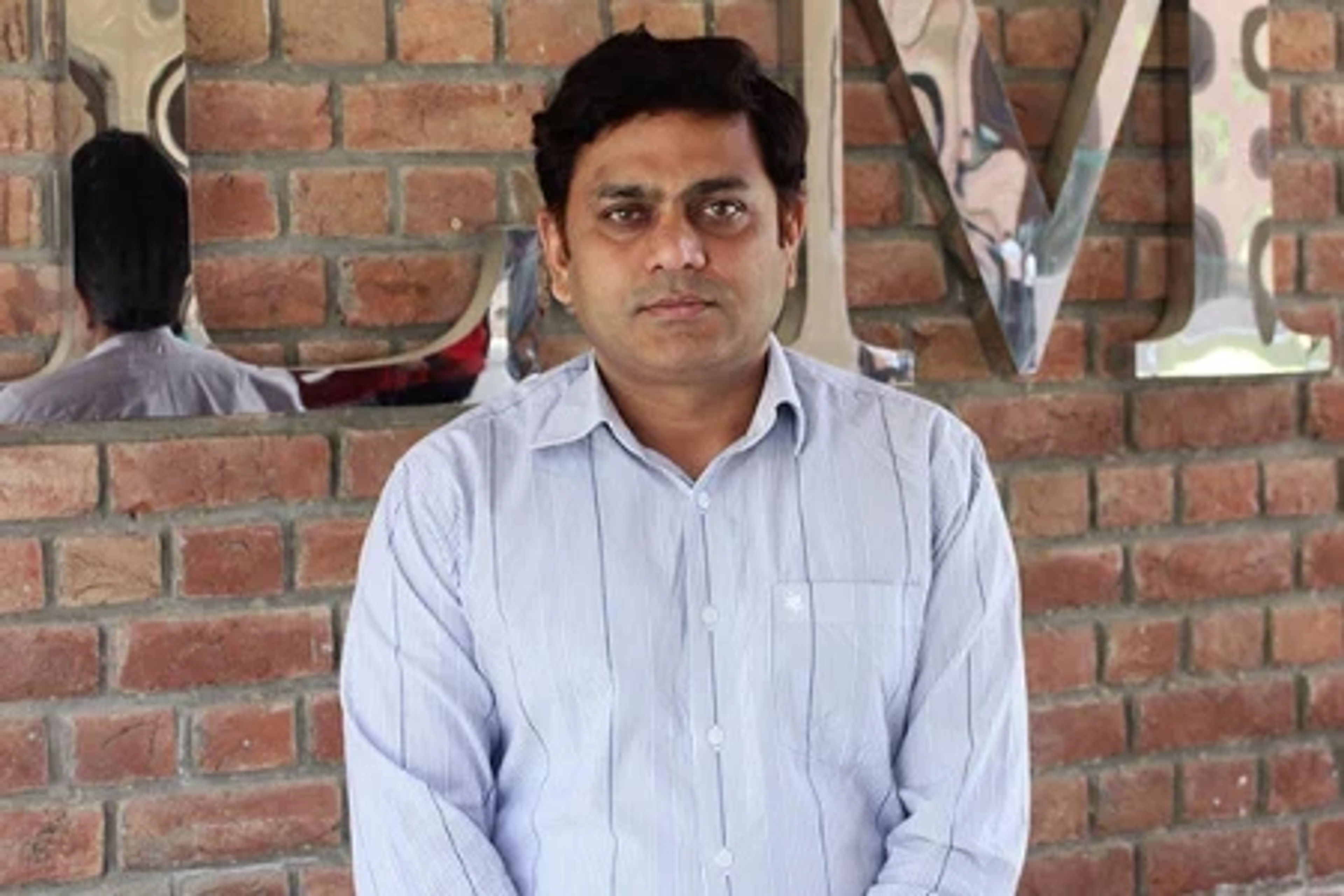 Dr. Shamik Tiwari