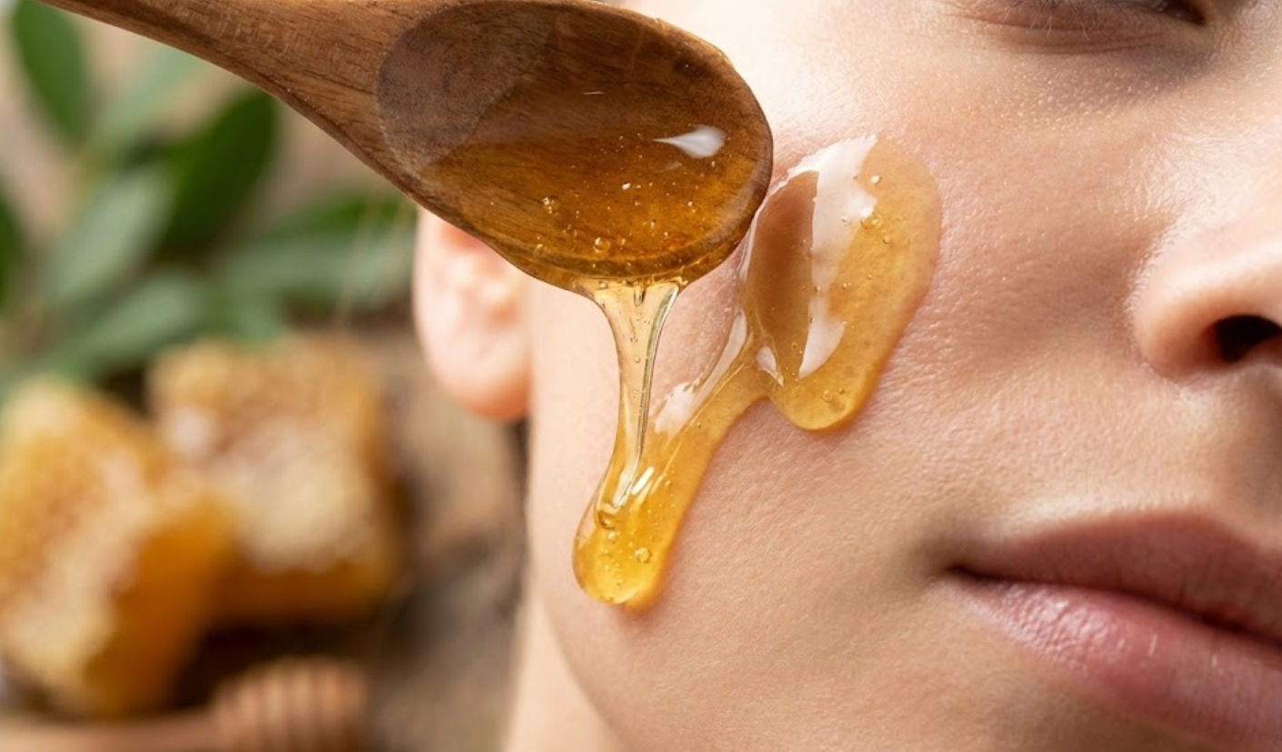 Tratamiento Facial con Miel Melipona en Mérida - Ella Skin & Spa Wellness Textura macro de Miel Melipona el oro liquido de Yucatán para beneficios faciales y cuidado de la piel