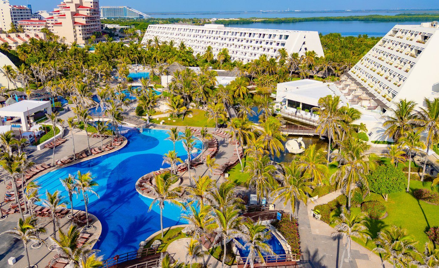 Private transportation to The Pyramid at Grand Oasis by Taxi Shuttle Cancun