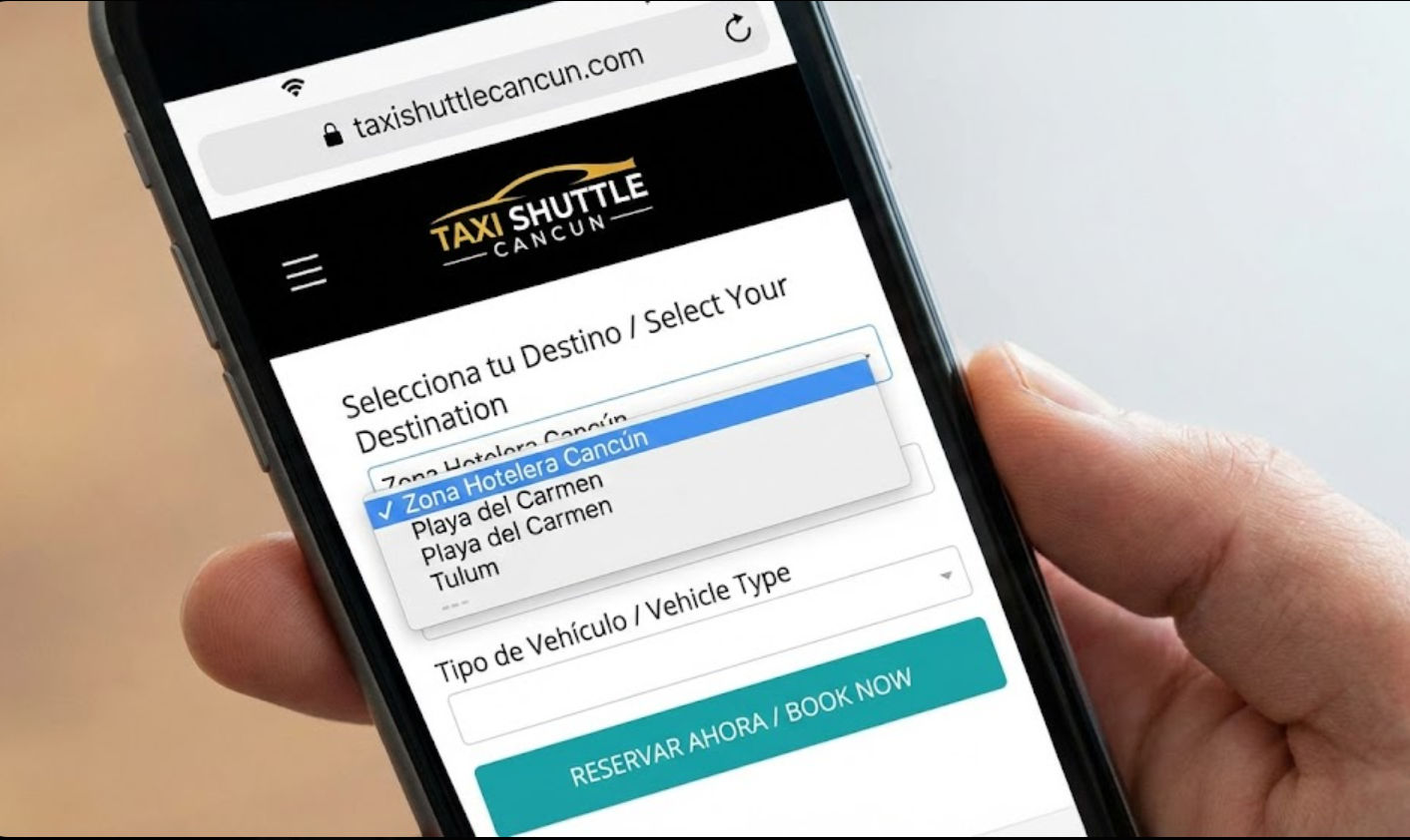 Interfaz móvil mostrando el proceso de reservación online de taxi privado aeropuerto Cancún