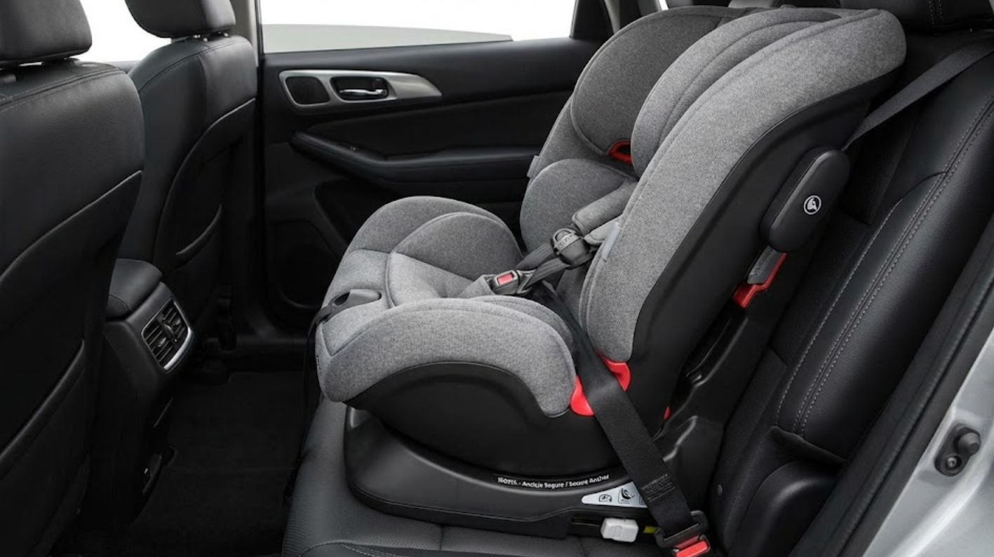 Silla de bebé instalada correctamente en asiento de taxi privado Cancún para traslados seguros al aeropuerto