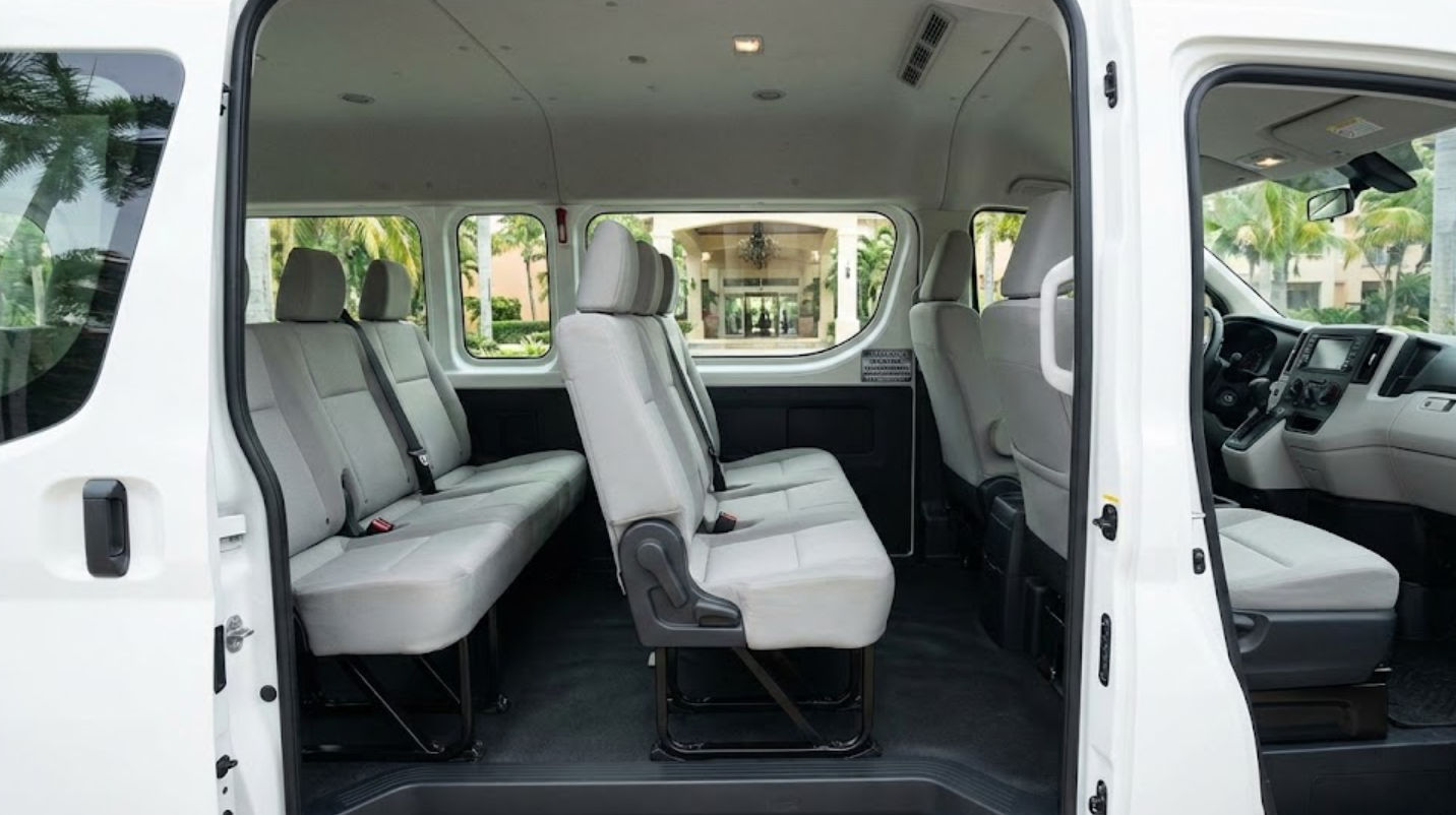 Servicio de taxi espacioso y seguro para 6 pasajeros. Camioneta de transporte privado ideal para grupo de 6 personas con equipaje en Cancún.