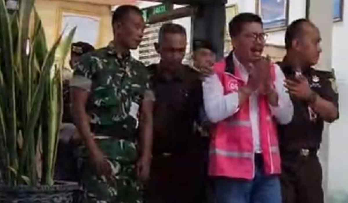 Di Ruang Tahanan! Tersangka Korupsi Rp242 M Tak Kuasa Menahan Air Mata