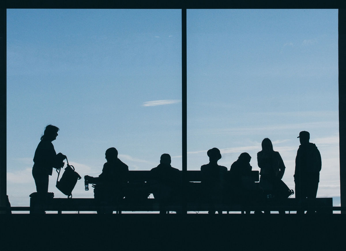 Sette persone che usano accorgimenti per viaggiare in aereo con il raffreddore