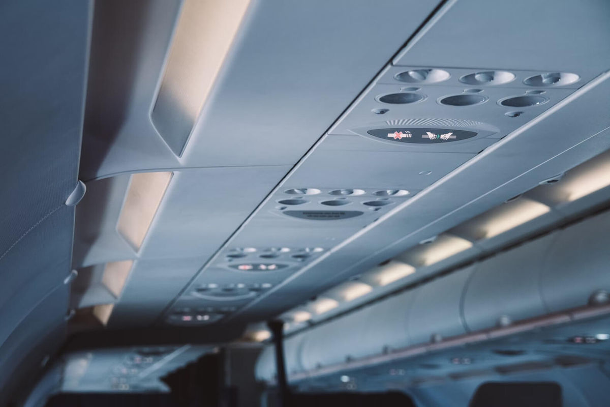 I segnali luminosi che indicano il divieto di fumo in aereo