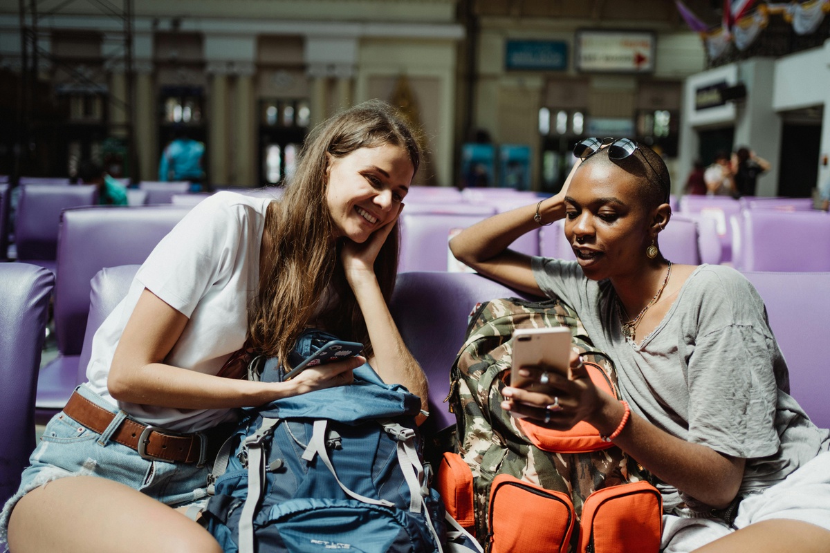 Dos mujeres esperando en el aeropuerto.