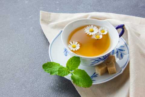 cup-chamomile-tea-with-sugar-cubes-leaves-high-angle-view-cloth.webp