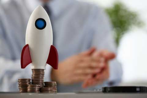 rocket-start-quarter-stands-table.webp