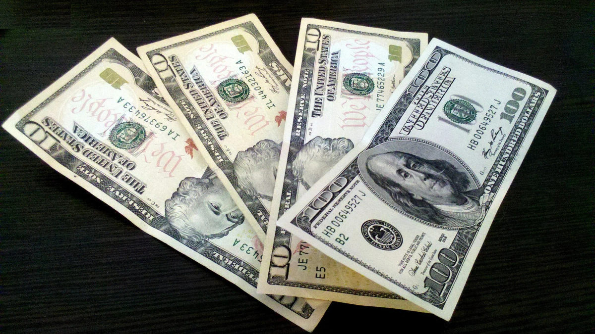US Dollar banknotes.jpg; U.S. dollar currency shown as stablecoin context, not a specific token or issuer.