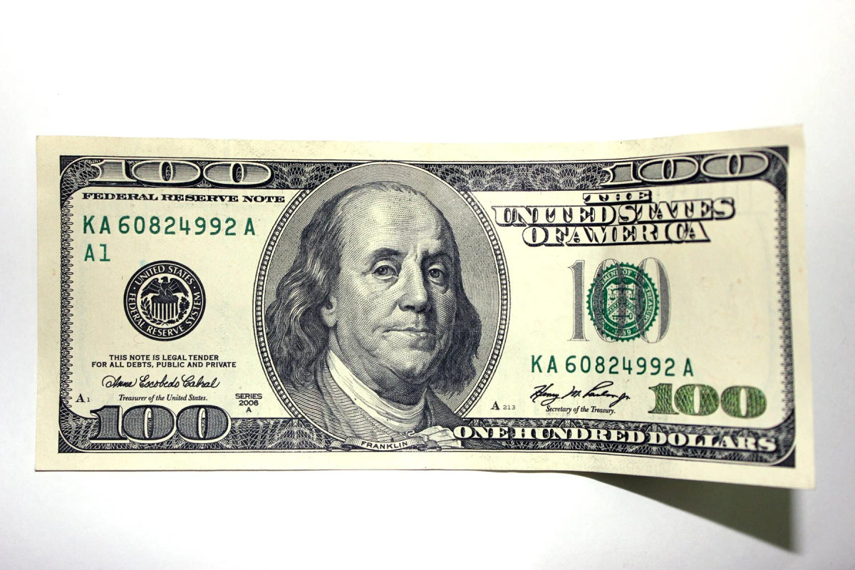 100 U.S. dollar note, 2006.jpg; U.S. dollar currency shown as stablecoin context, not a specific token or issuer.