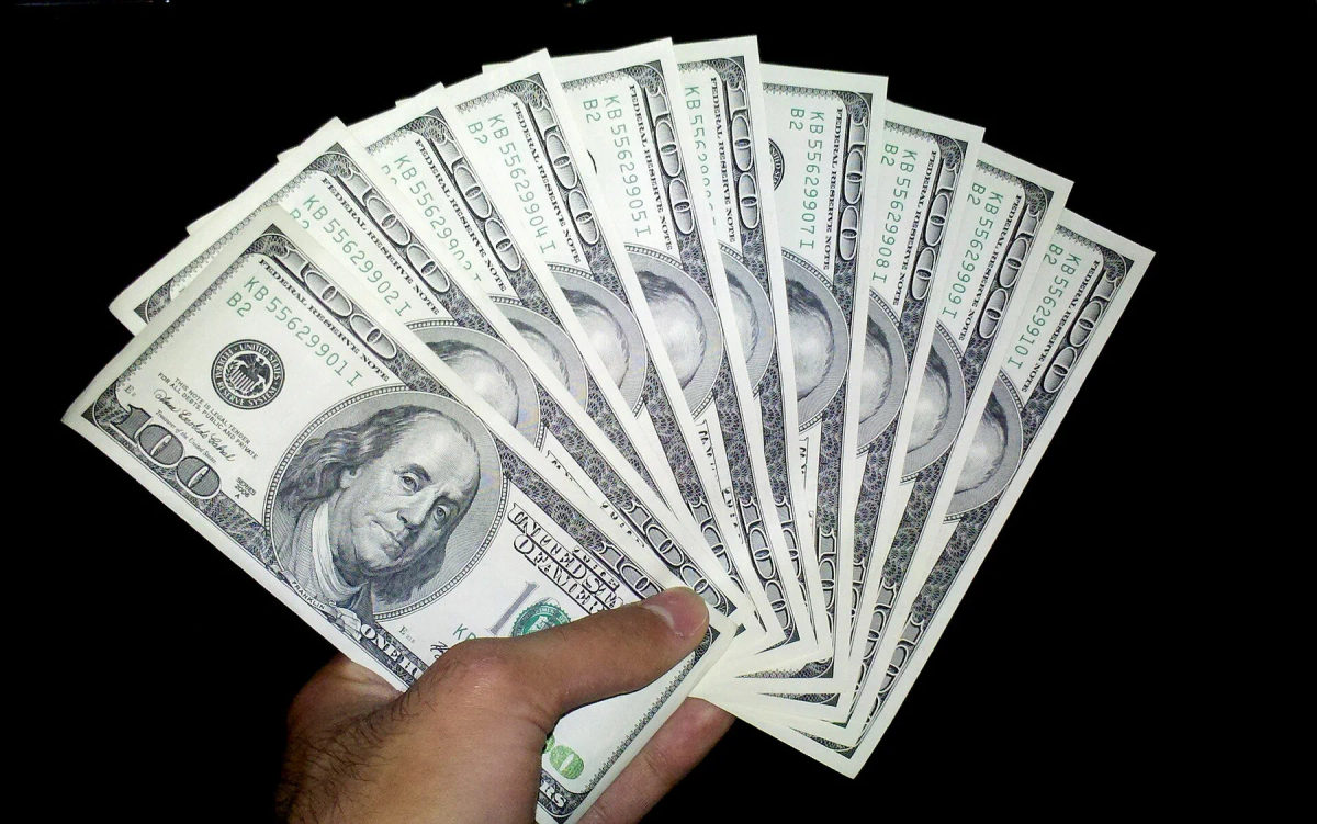 Us dollars one hundred banknotes.jpg; U.S. dollar currency shown as stablecoin context, not a specific token or issuer.