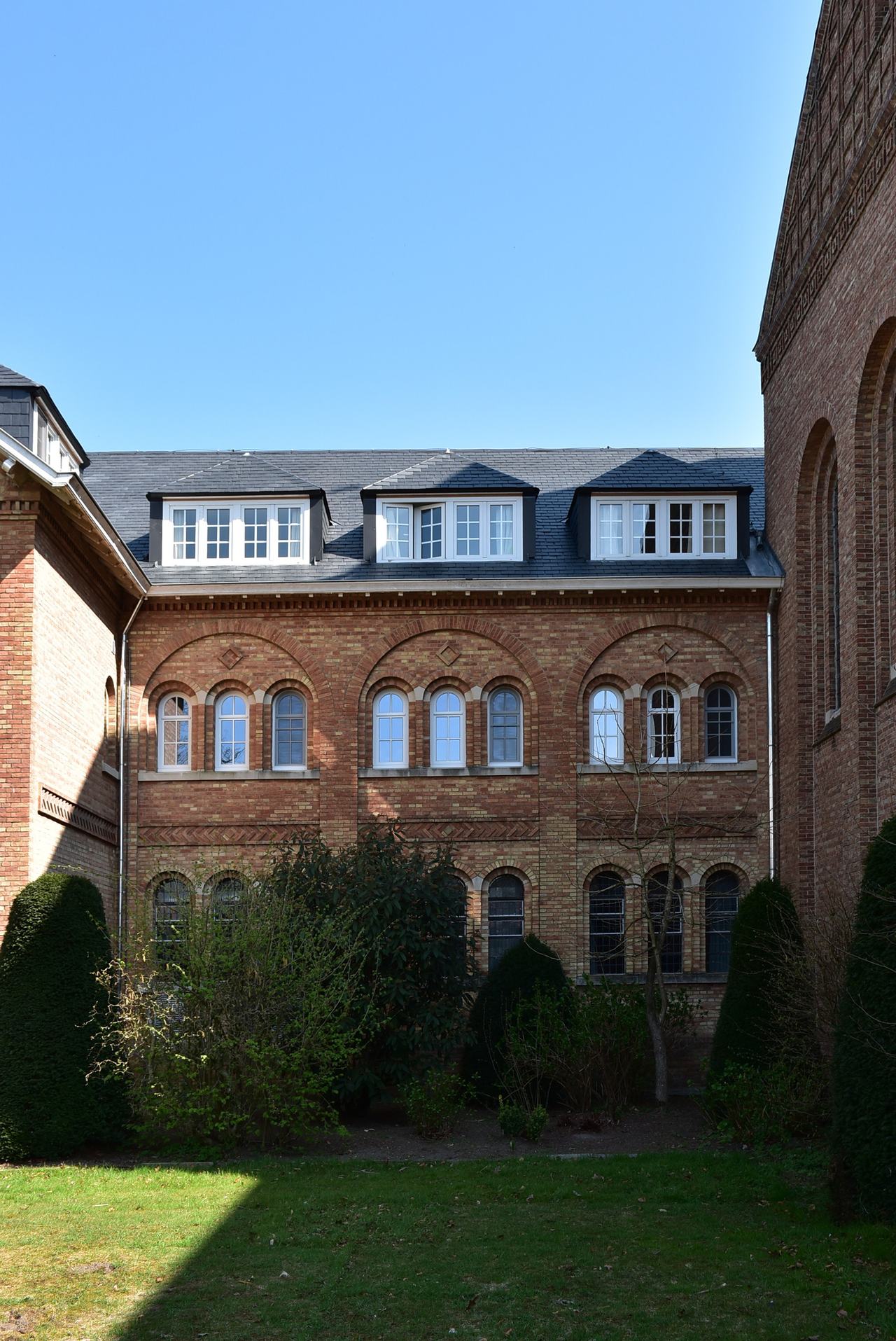 De Priorij Bethanië in Loppem, met een vernieuwd leiendak en drie dakkapellen boven de bakstenen gevel