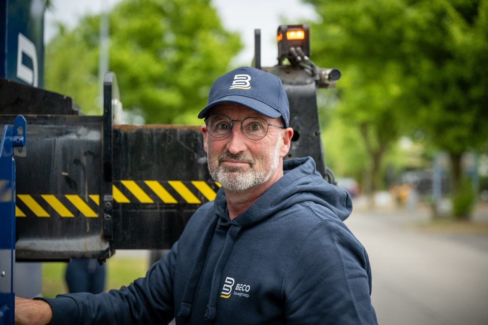 Medewerker van Beco in bedrijfskledij bij de kraanwagen