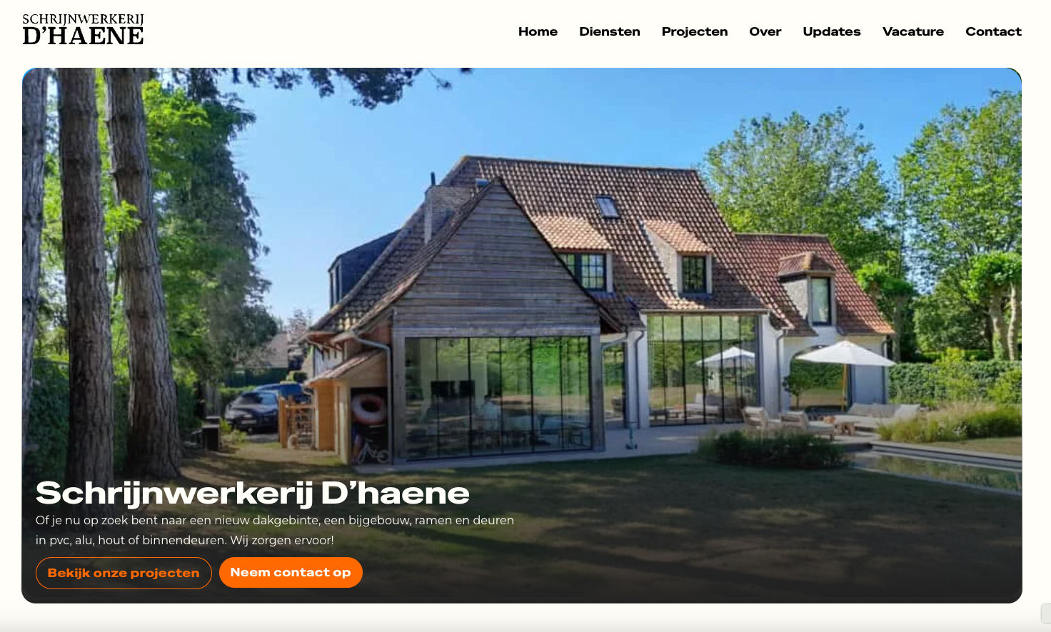 Schrijnwerkerij D'haene website met een moderne woning en tuin in de achtergrond.