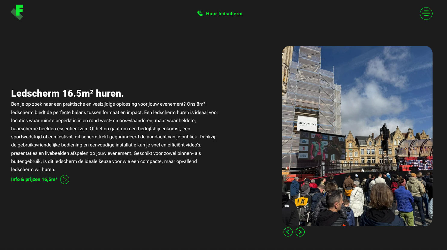 Flexled projectpagina met tekst over het huren van een 16,5m² ledscherm en een foto van een groot scherm op een plein.