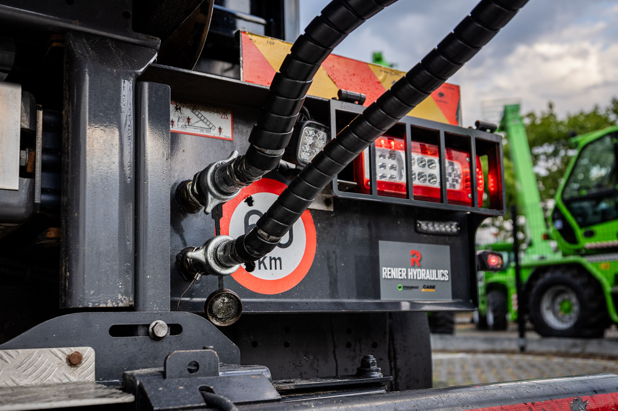 Slang persen op de werf met de servicewagen