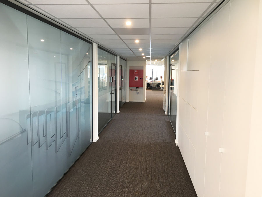 Zandstraalfolie op glazen wand bij dormakaba