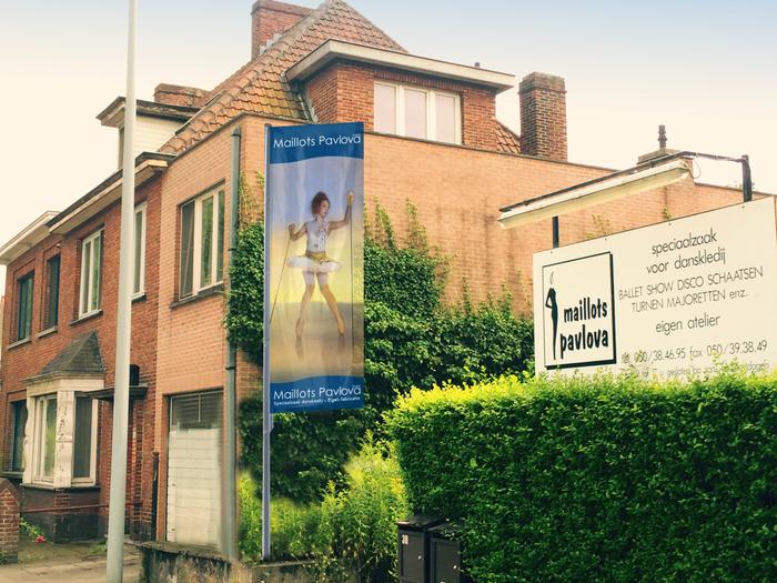 De winkel van Maillots Pavlova in de Spoorwegstraat in Sint-Michiels bij Brugge