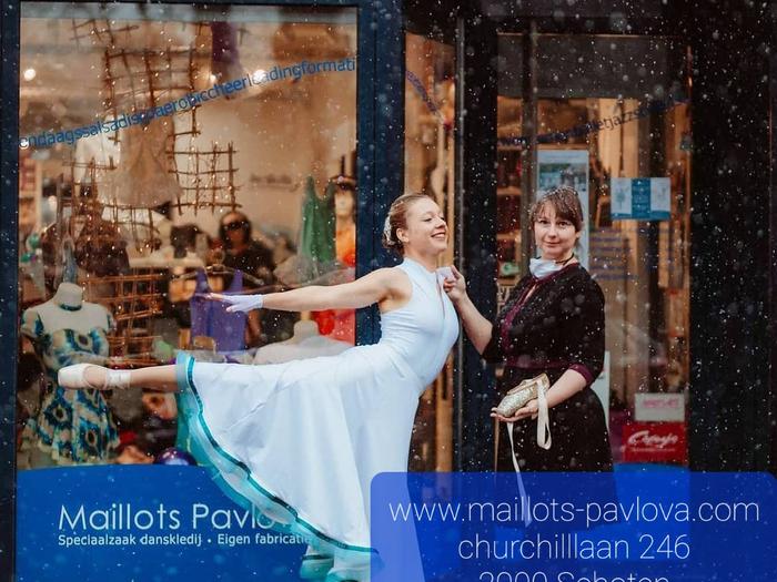 Danseres op spitzen voor de etalage van Maillots Pavlova in Schoten
