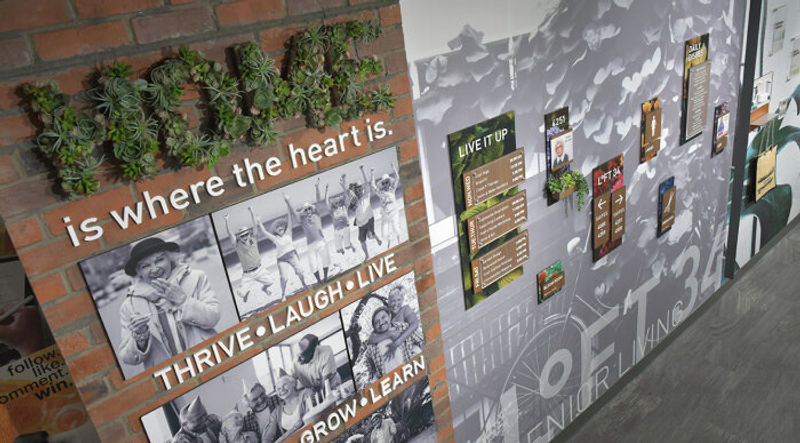 Amplify wall graphics depict beautiful urban moments The Fusion-based wayfinding and signage system celebrates the beauty
of life through floral images. Inspired life-filled moments are artistically displayed on Moxie graphic panels.