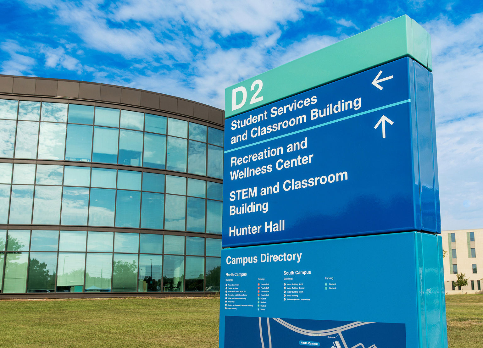 Detail photo of an exterior porcelain coated campus directory monument sign.