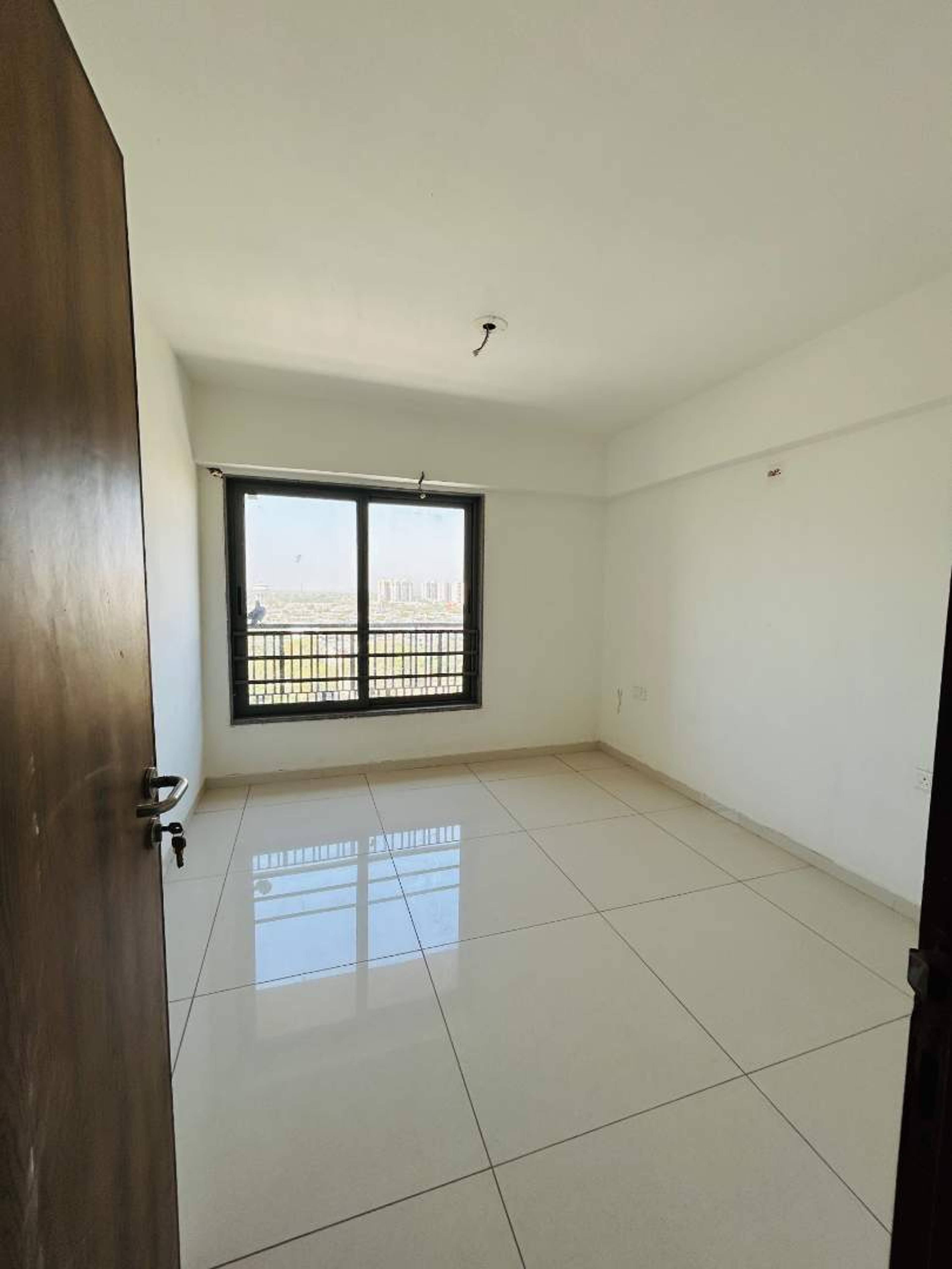 3 BHK Flat in Sg Highway, Ahmedabad - Photo 7 of 16