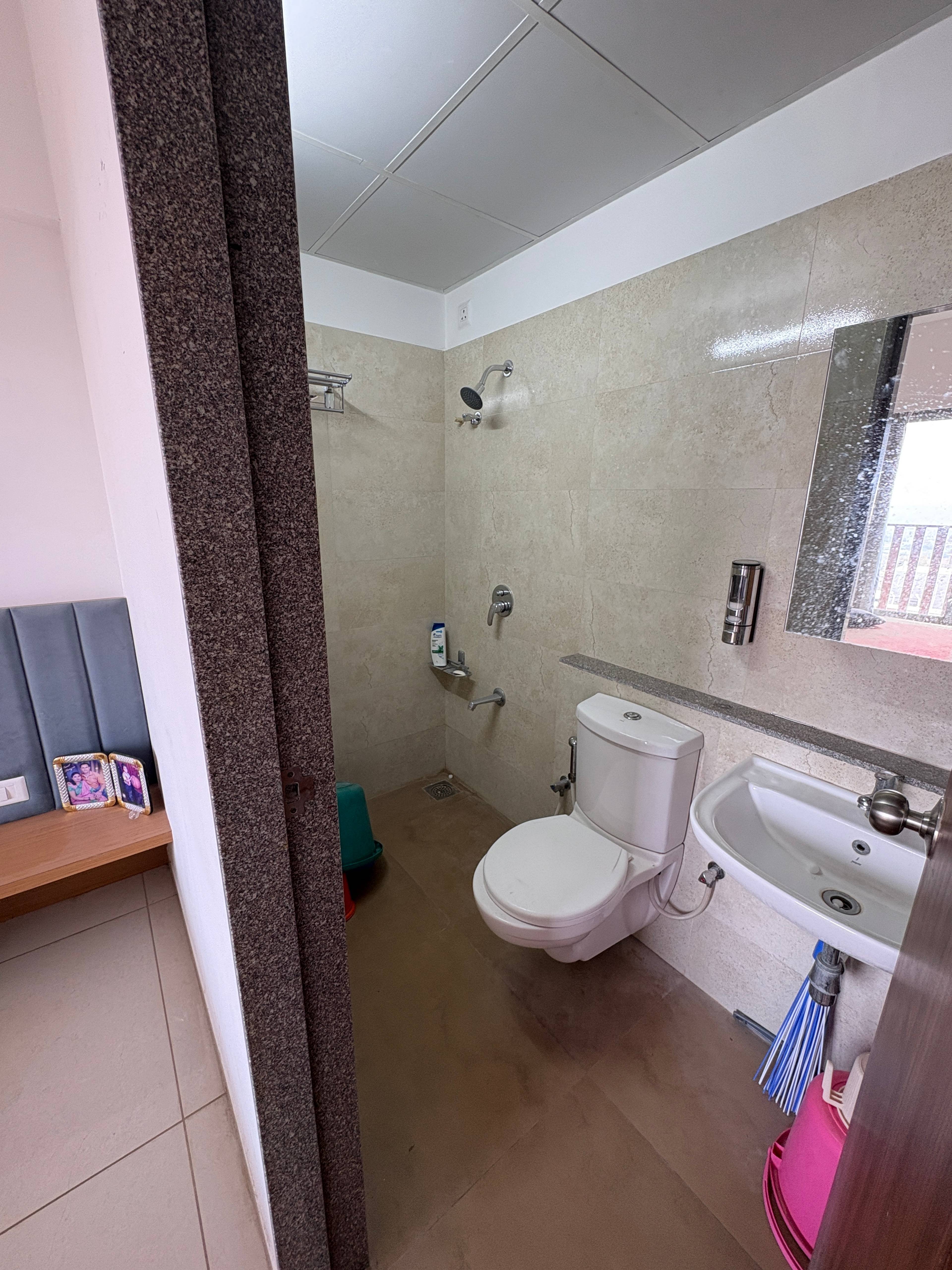 2 BHK Flat in NR. VAISHNODEVI CIRCLE , Ahmedabad - Photo 2 of 15