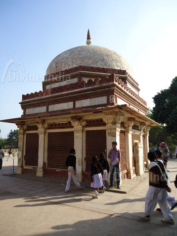 Imam Zaman Tomb, Qutub Minar